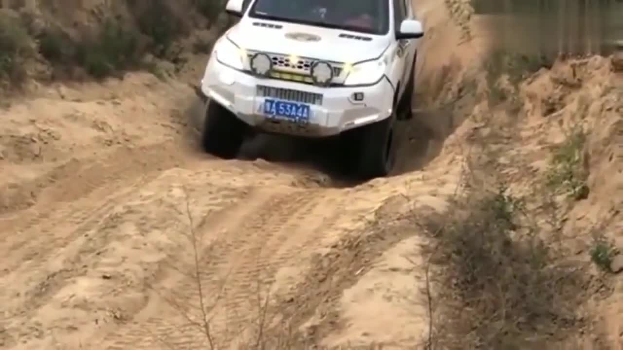 当牧马人遇上酷路泽，看下就知道谁强