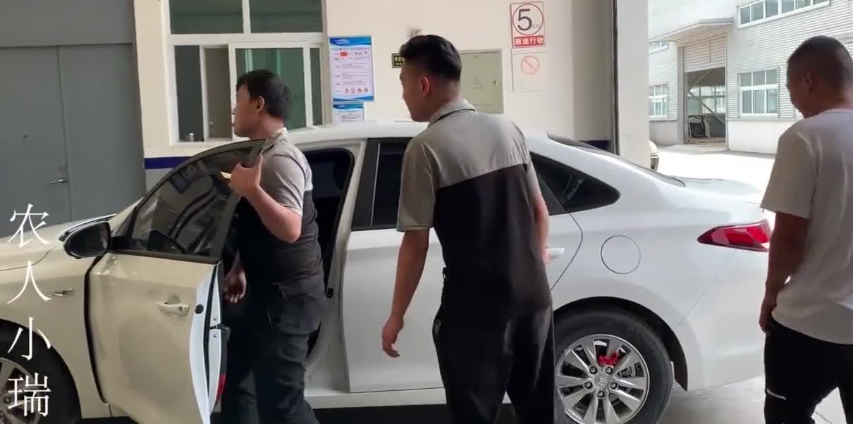 小瑞兄妹买新车现代悦动频出毛病，4S店各种解释，妹妹：不能后悔