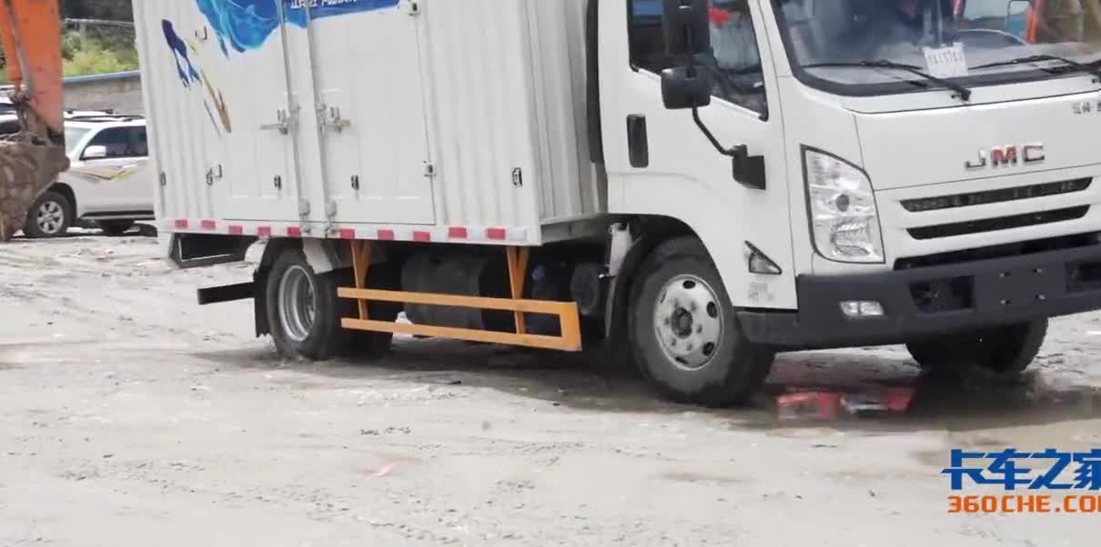 江铃轻卡承载力实测，装载3捆钢材能行吗？