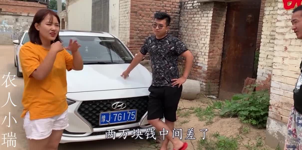 小瑞哥哥跟堂弟买同款现代悦动，两辆车差价2万，看看哪不一样？