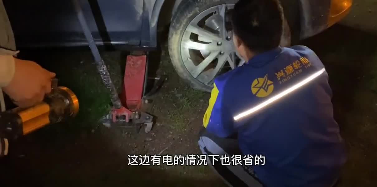 自驾比亚迪唐DM在317国道上爆胎，没有备胎是一种什么样体验
