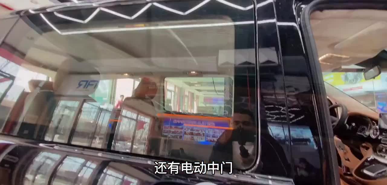 28万的奔驰威霆丐版，改装内饰就花了10万，大家看看这效果值不值