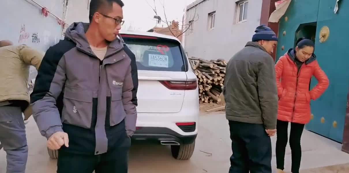 亲家喜提新车远景吉利x6空间大78000元，大家说这价格贵不贵呢？