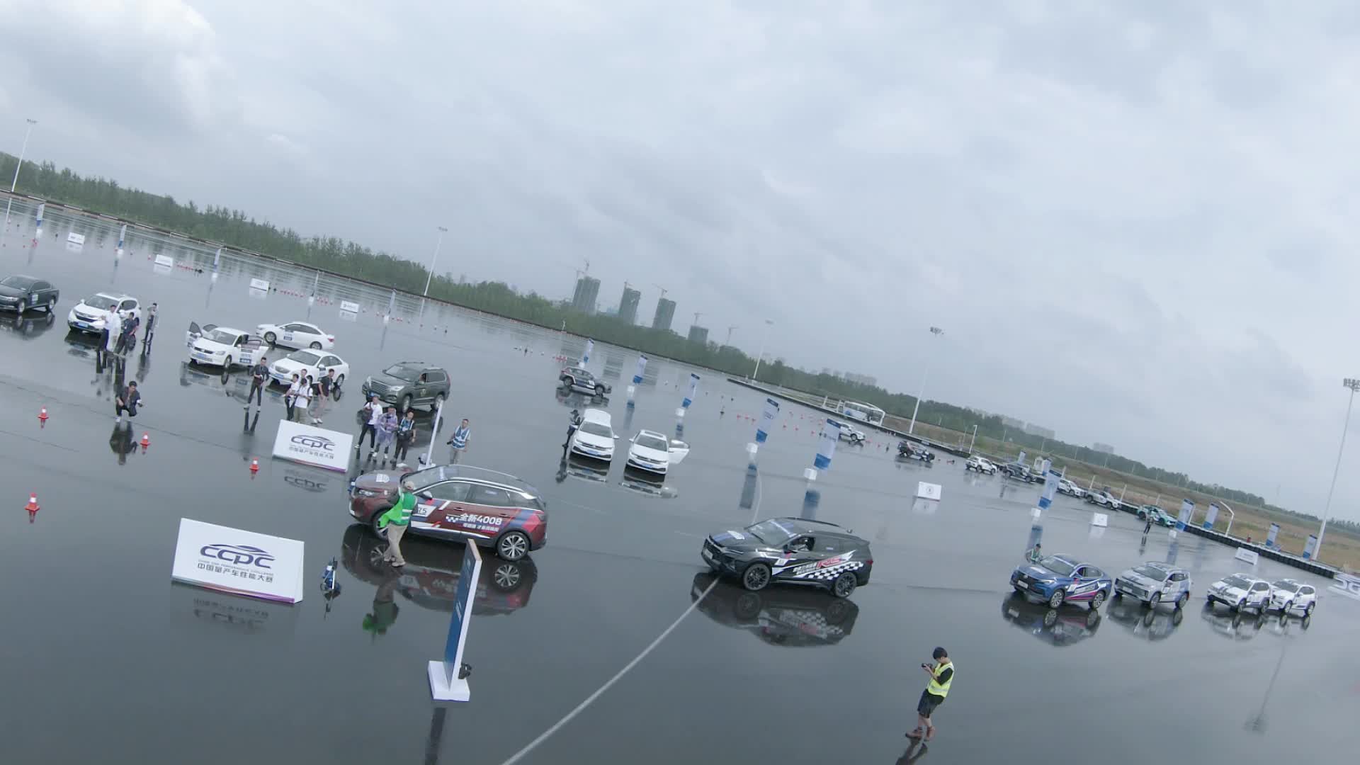 量产车性能大赛EP06 看标致4008定圆绕桩测试下的车身稳定