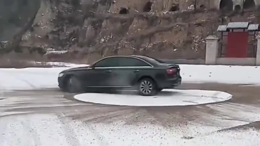 奥迪A6原地漂移画圈，监控拍下惊险全过程