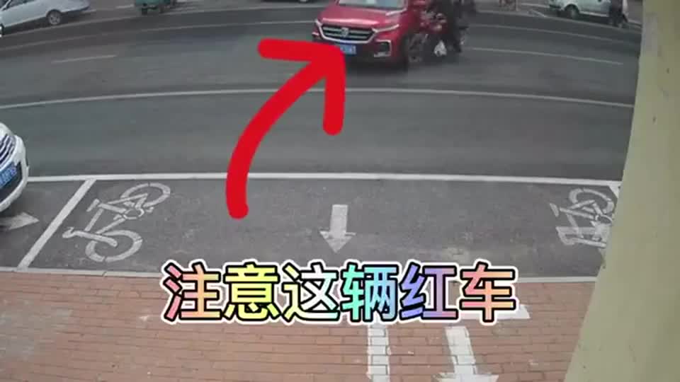 宝骏510全责跑不了，监控下这一幕，让我骑摩托再也不敢莽撞