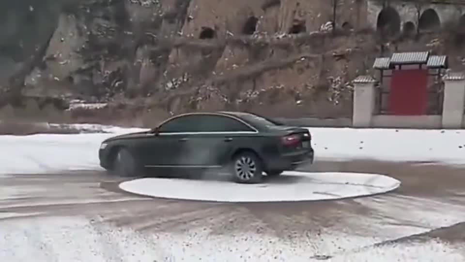 奥迪A6原地漂移画圈，监控拍下惊险全过程