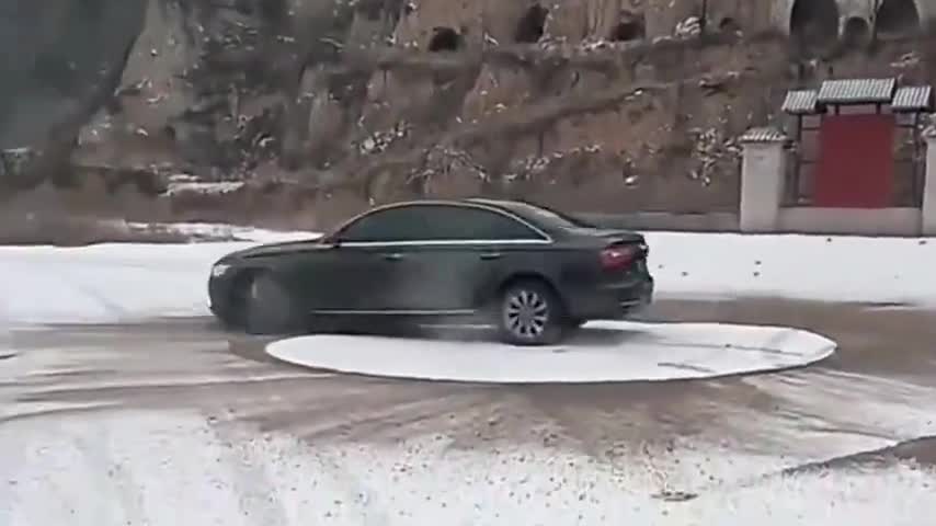 奥迪A6原地漂移画圈，监控拍下惊险全过程