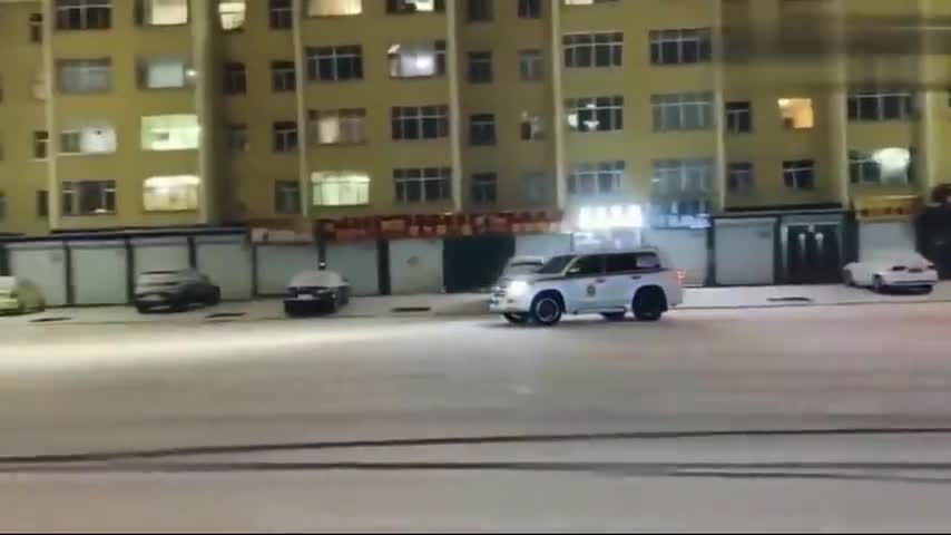 监控：丰田兰德酷路泽雪地玩漂移，这才是有越野车该有的生活！