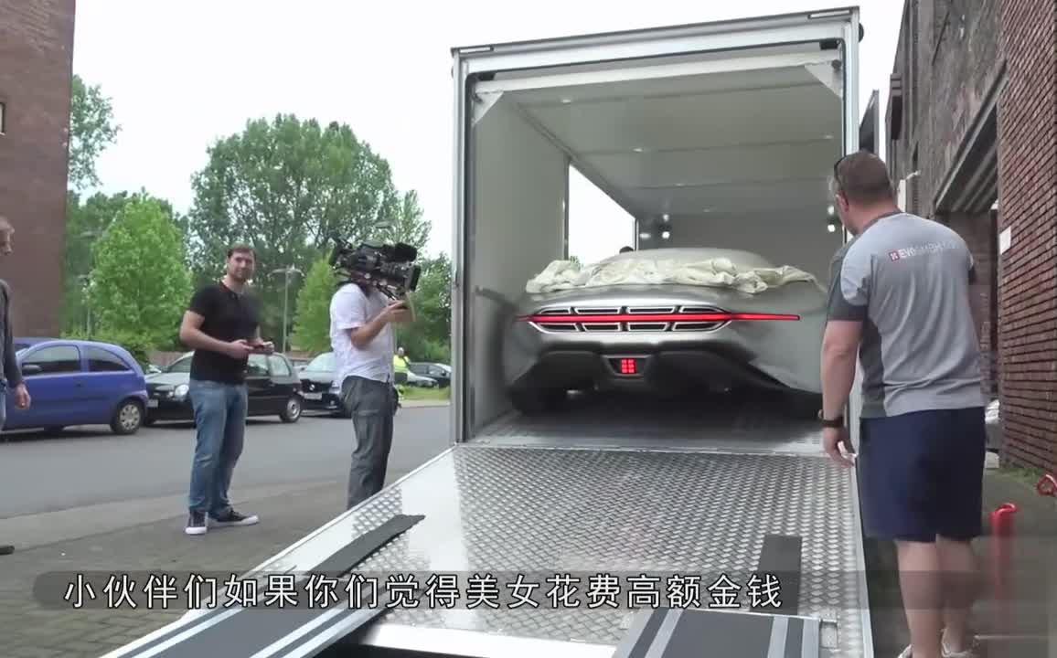 外国土豪真会玩，刚买回家的宝马Z4，分分钟就给砸烂了！