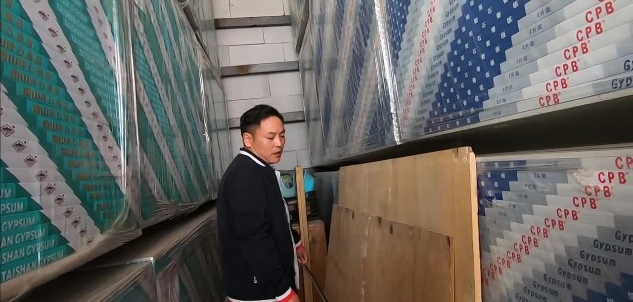 “长城炮”做床车，花50元买块木板，后排秒变单人床