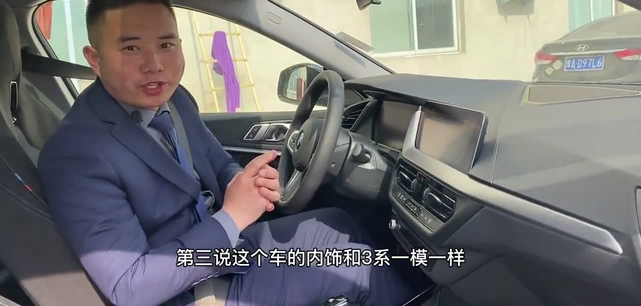 宝马2系四门轿跑，采用最新FAAR前驱平台，操控降低变的实用