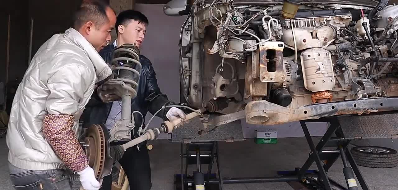 现代悦动事故车维修与改装，吊发动机和变速箱