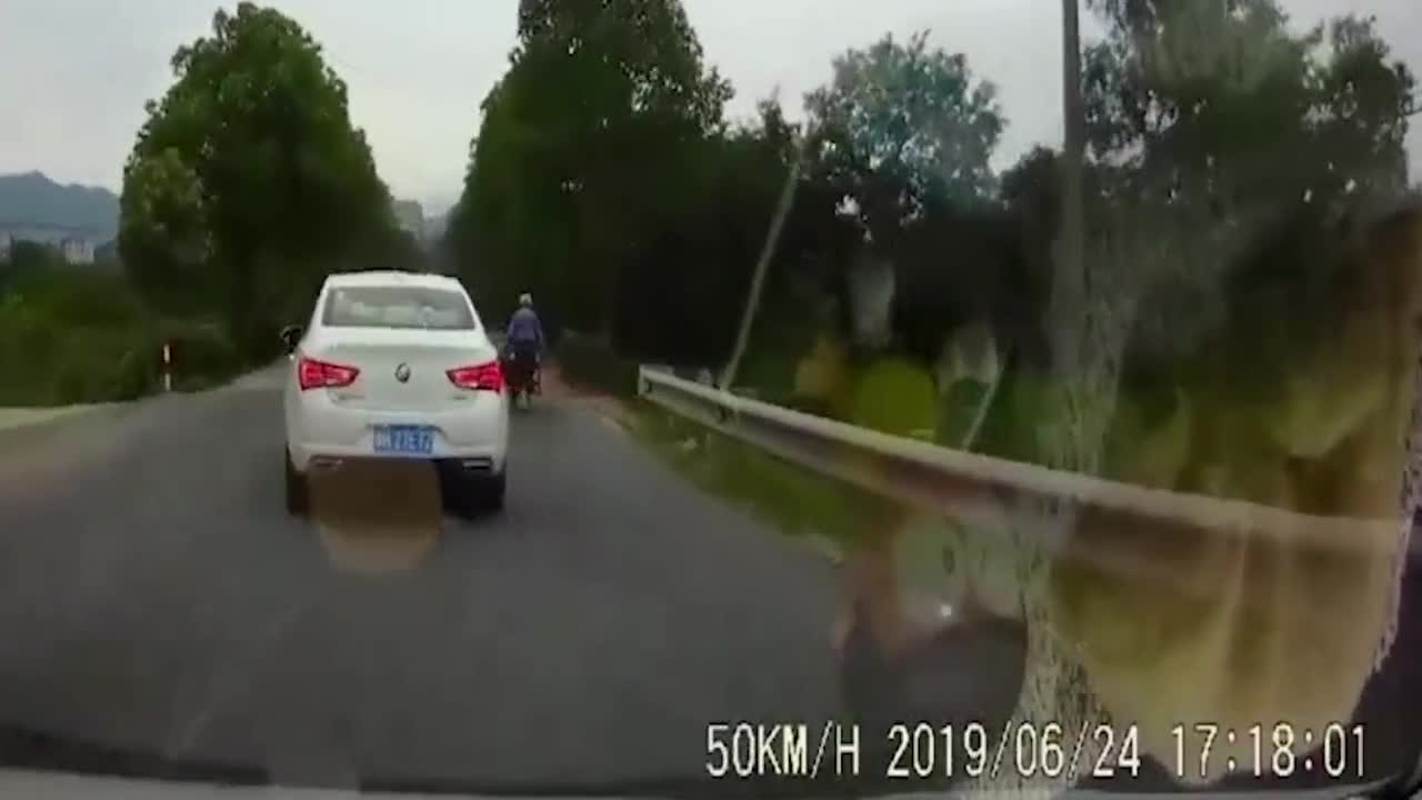 奇瑞QQ老牌国民车，直直奔向路障横向转弯，撞得苦不堪言