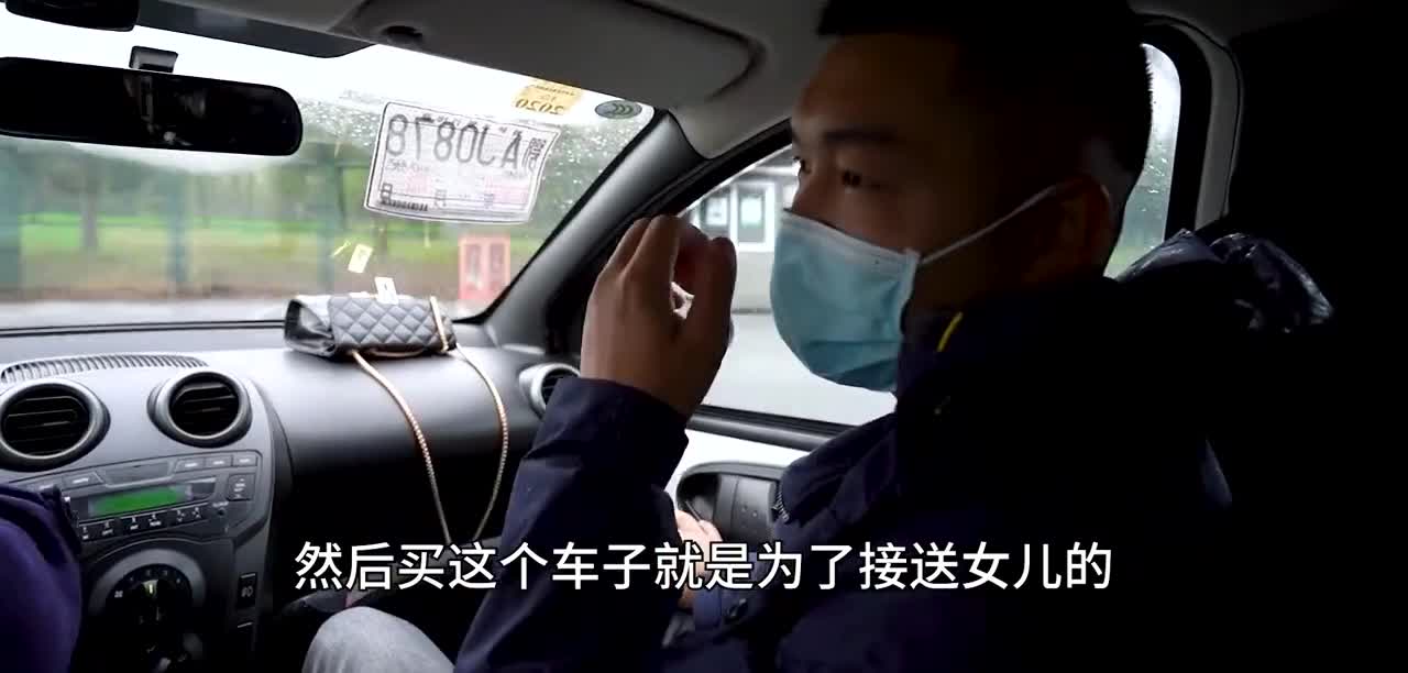 宝妈用花呗给孩子买车，小胡陪同整备比亚迪F0，母亲的爱伟大无言