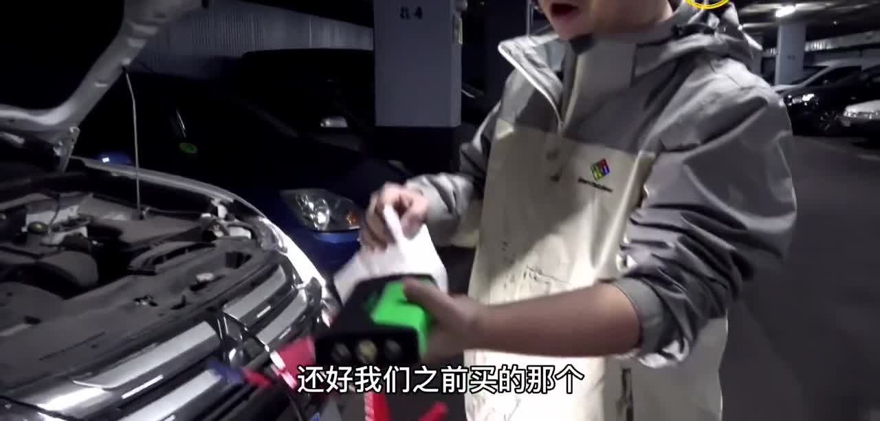 小伙的三菱欧蓝德停了一年没开了，这回去开车，死活都打不着火了