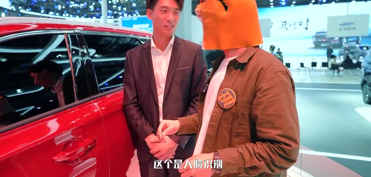 小狗哥车展邂逅男粉丝，差点喜当爹？长安欧尚X7 PLUS轻松解围