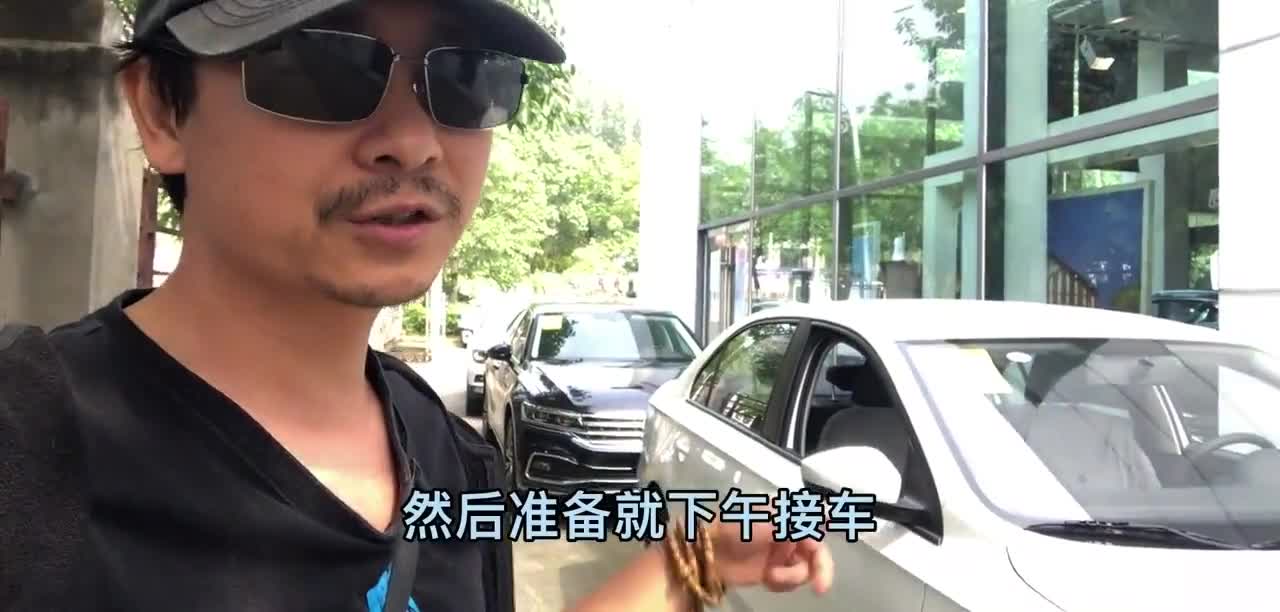 今天是个好日子，陪朋友来大众店买了台桑塔纳准备跑滴滴。