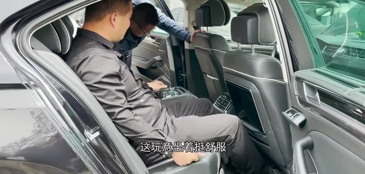 低调大哥用奥迪A8的价格却提了一台大众辉昂！低调奢华有内涵！