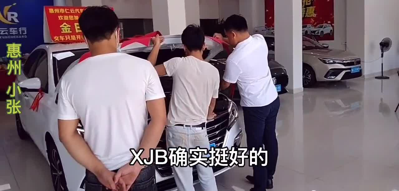 小伙首付12800喜提荣威i5！却被吐槽20多岁买一台几万的车很丢人