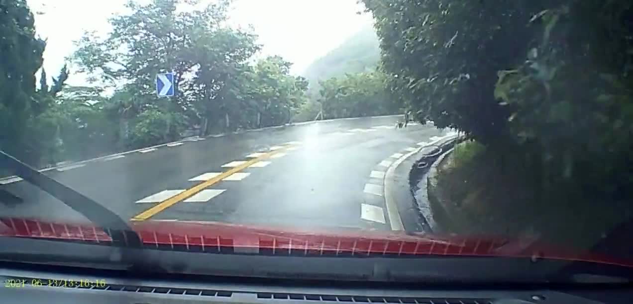 “弯道亡”！小姐姐的马自达CX-4第一次跑山路就给撞了。。。