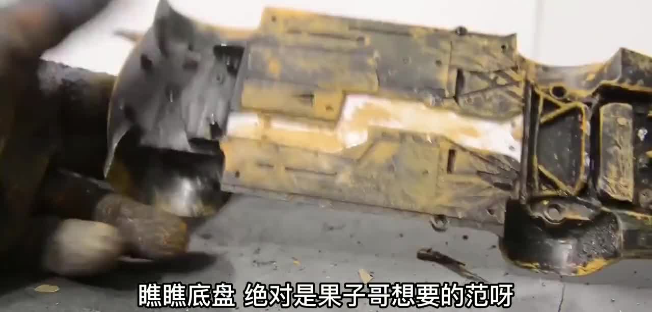 烈火摧残后的宝马敞篷跑车，卸掉螺丝的那一刻，才明白多强悍！