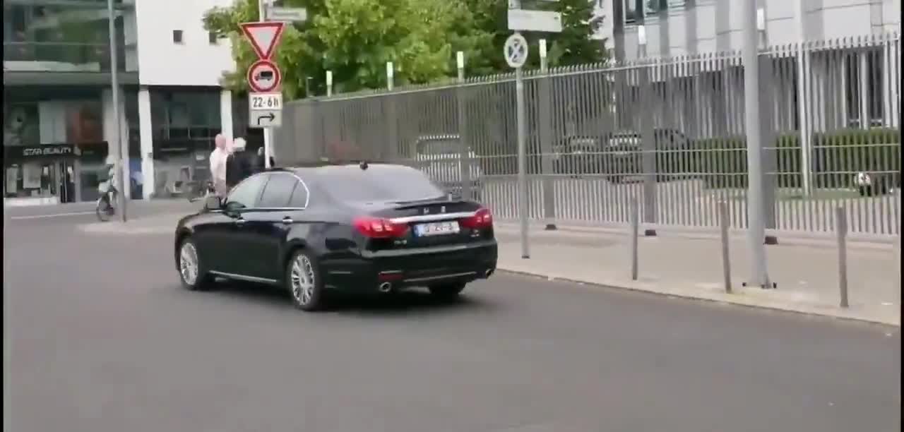 红旗H7作为驻德大使官方用车在近日一次外交活动中首发