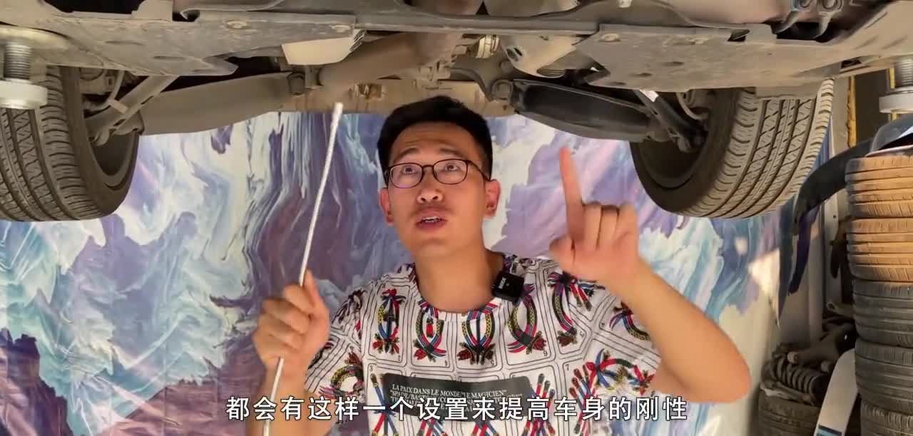 凯迪拉克CT4底盘观察，对比普通B级车，还是能看出成本高