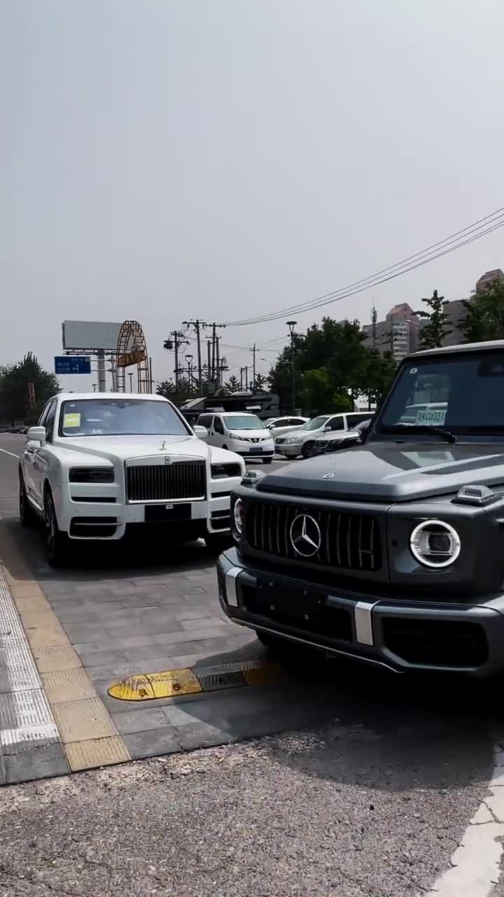 劳斯莱斯库里南当大偶遇库里南，不得不说这大避震真差，跟我的长安过减速带差不多。