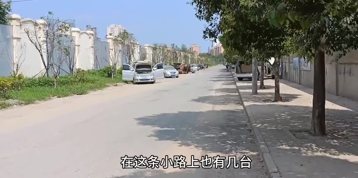 60万奔驰V级商务晒太阳，轻微涉水，车门全开，门边也被拆开