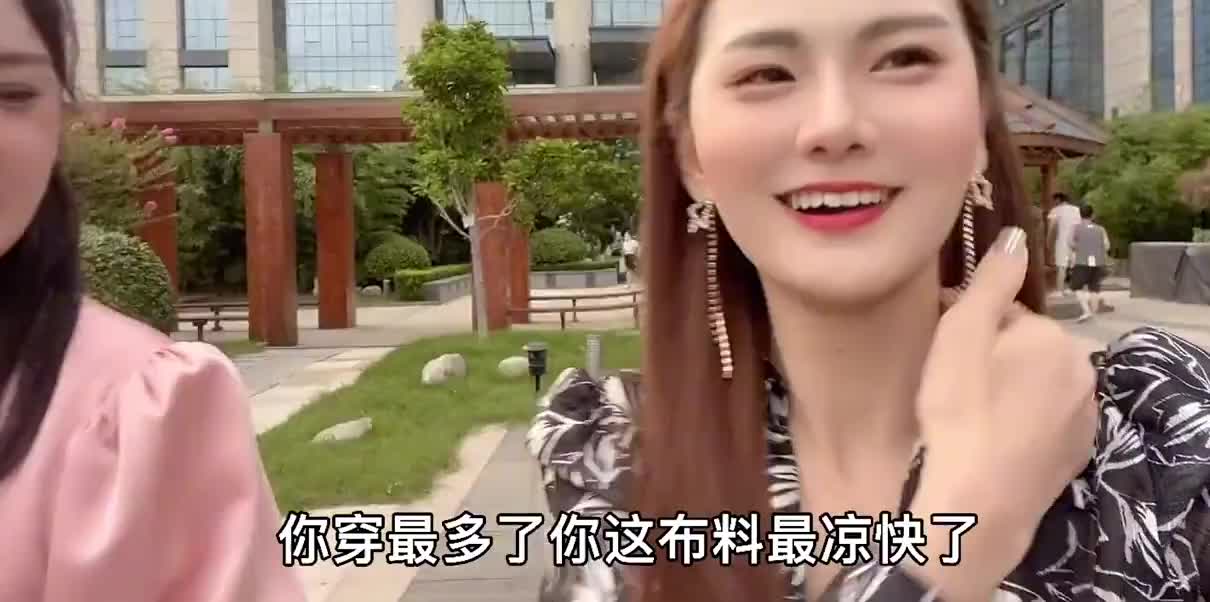 保时捷718美女身材好皮肤白，自爆没人追，李大美：你太过优秀了