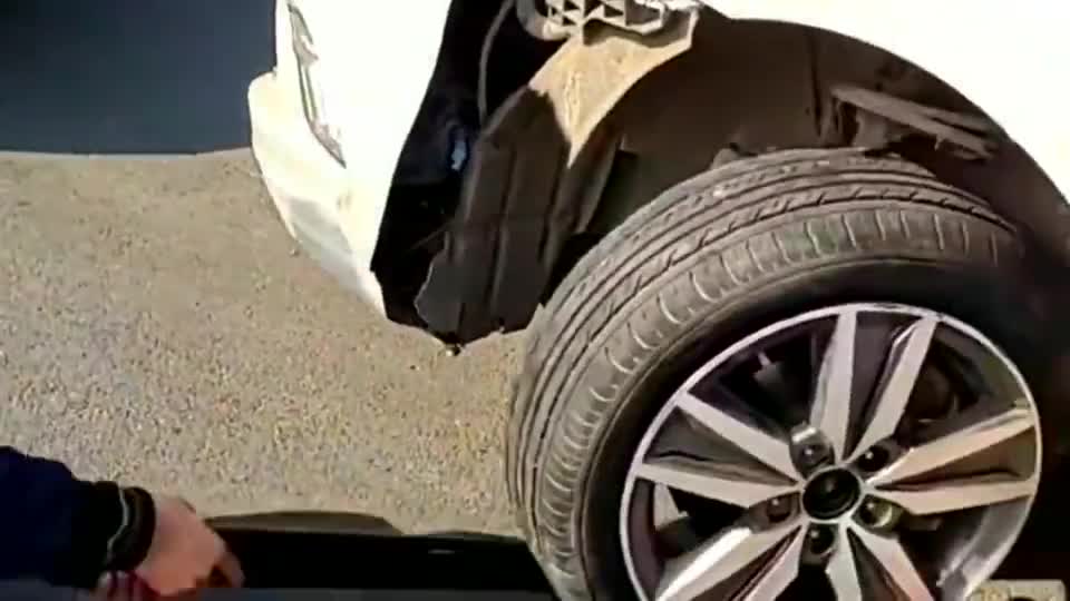 师傅给长安逸动换备胎,轮胎都抡没气了硬是不动,不愧是长安逸动一动不动