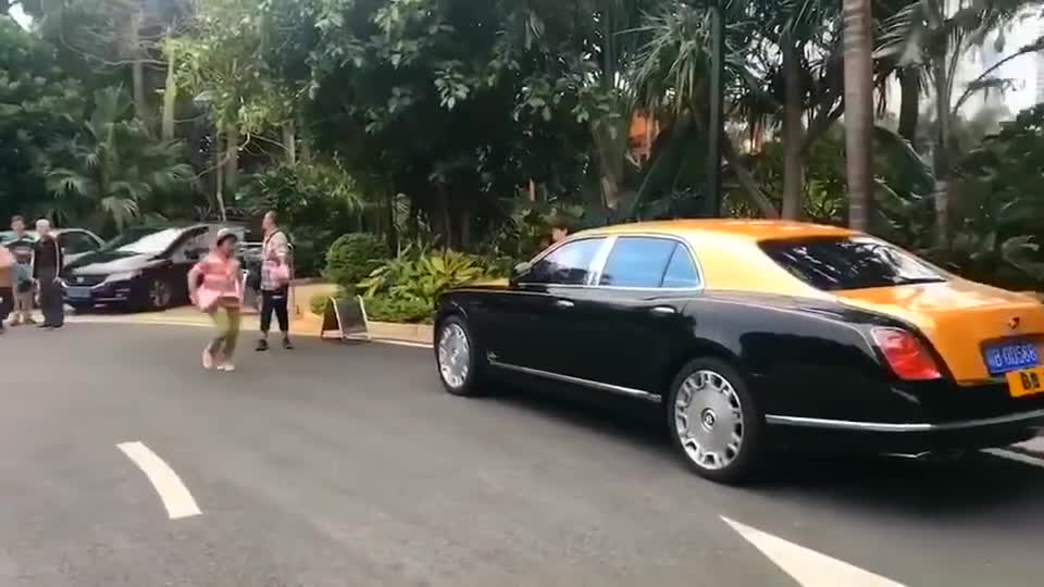 敢和劳斯莱斯比拼的车型,宾利慕尚