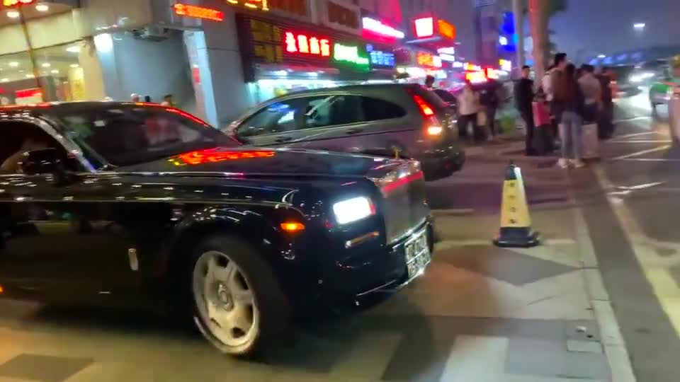 劳斯莱斯幻影上街,帅气