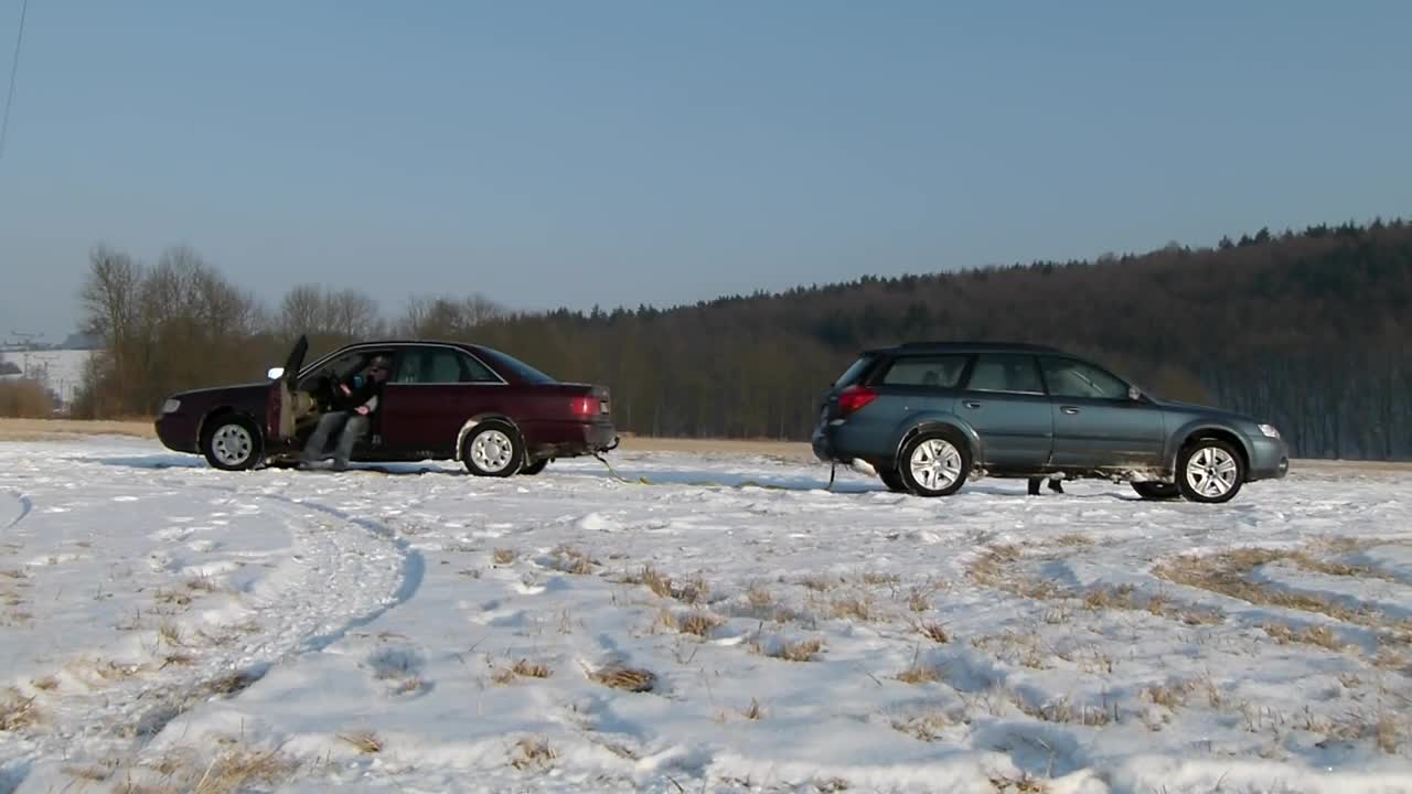奥迪A6和斯巴鲁在雪地里玩拔河，这实力悬殊不是一点点