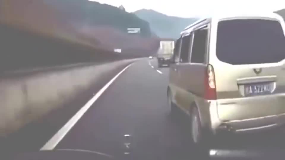 监控拍下：奔驰高速上遇五菱荣光，想超车，结果却打脸了！
