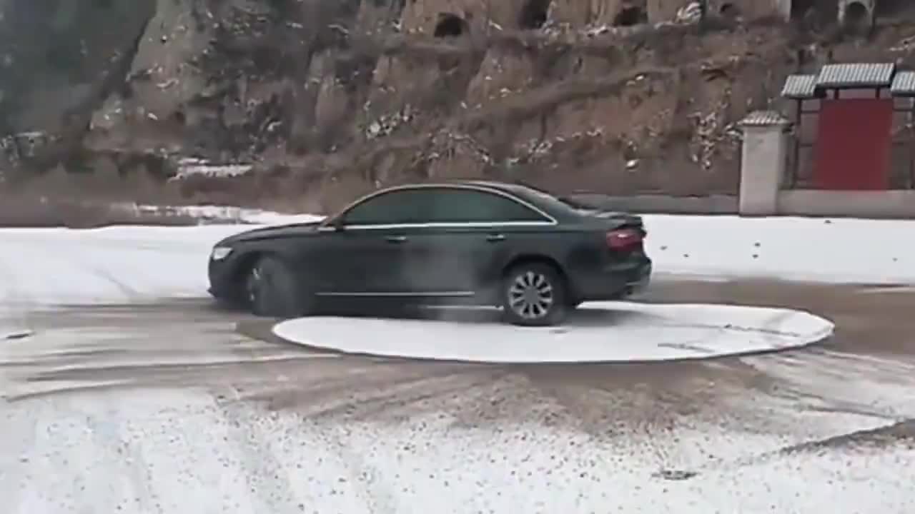 奥迪A6原地漂移画圈，监控拍下惊险全过程