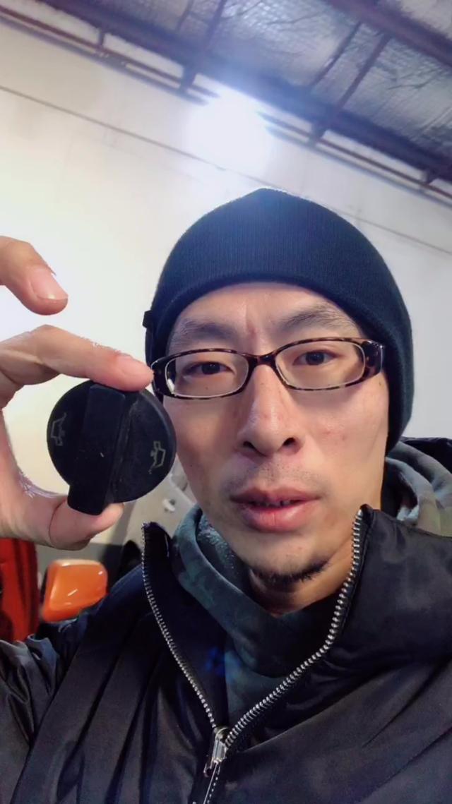 监控记录:复工路上货车腾空旋转侧翻高速上 群众自发求助