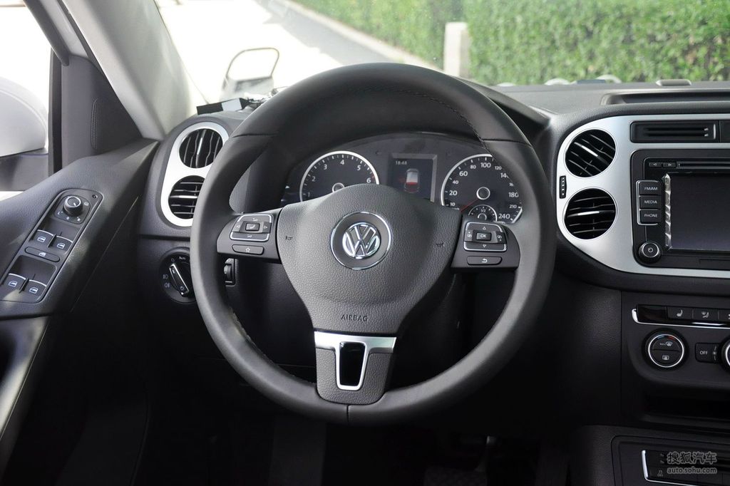 2015款大众途观1.8tsi手自一体两驱豪华版 - 方向盘
