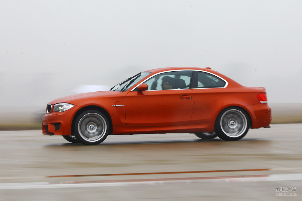 2011款宝马1系m双门轿跑车试驾实拍提示:支持键盘翻页 ←左 右→外观