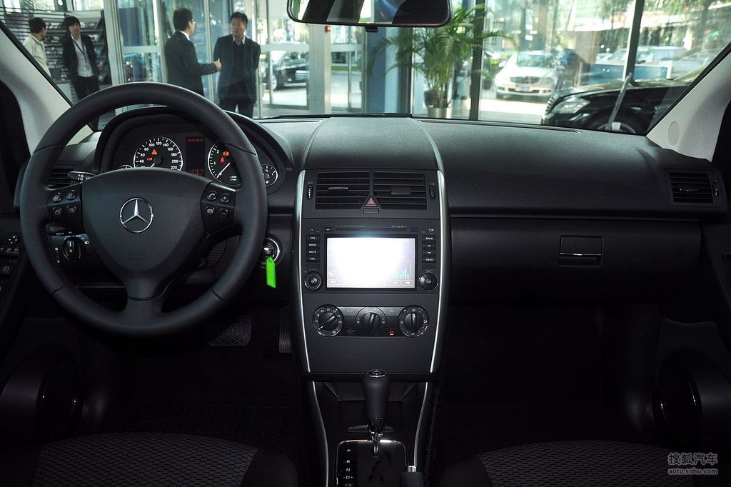 【 奔驰a级高清图片】_2011款 a 160_深色内饰_内饰_搜狐汽车网