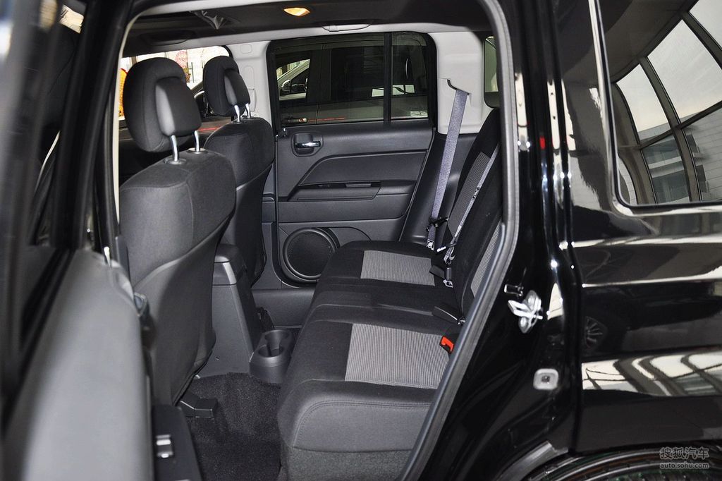 【 jeep自由客高清图片】_深色内饰_内饰_搜狐汽车网
