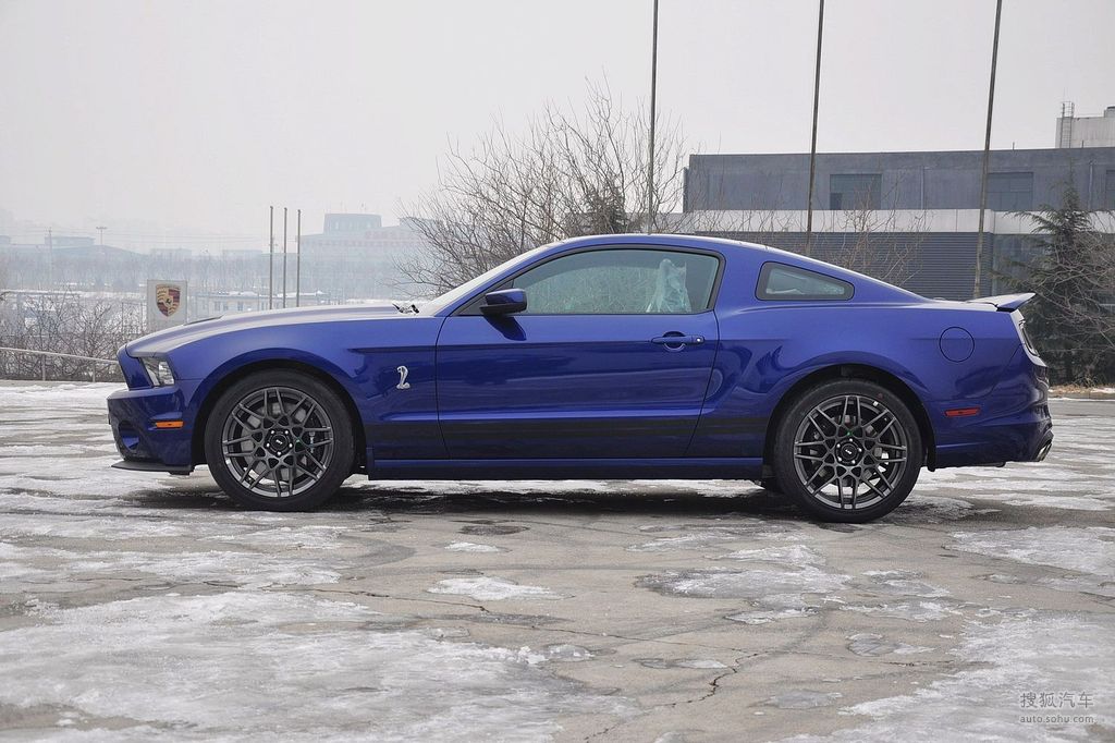 2013款福特野馬shelbygt500正側