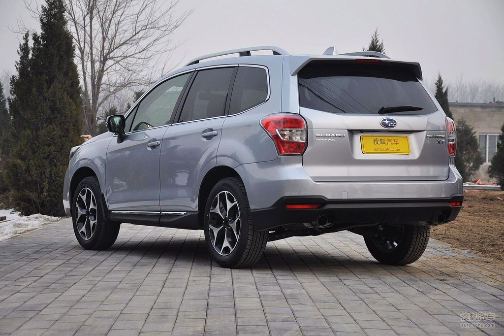 2013款斯巴鲁森林人20xt尊贵导航版侧后45