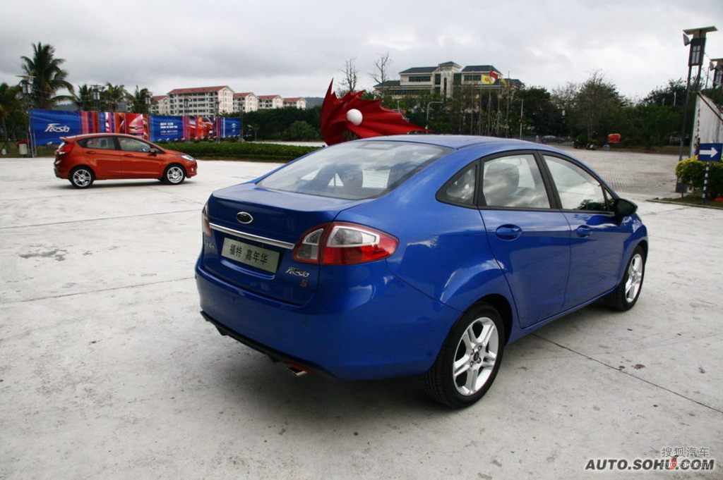 2009款福特嘉年华三厢运动版