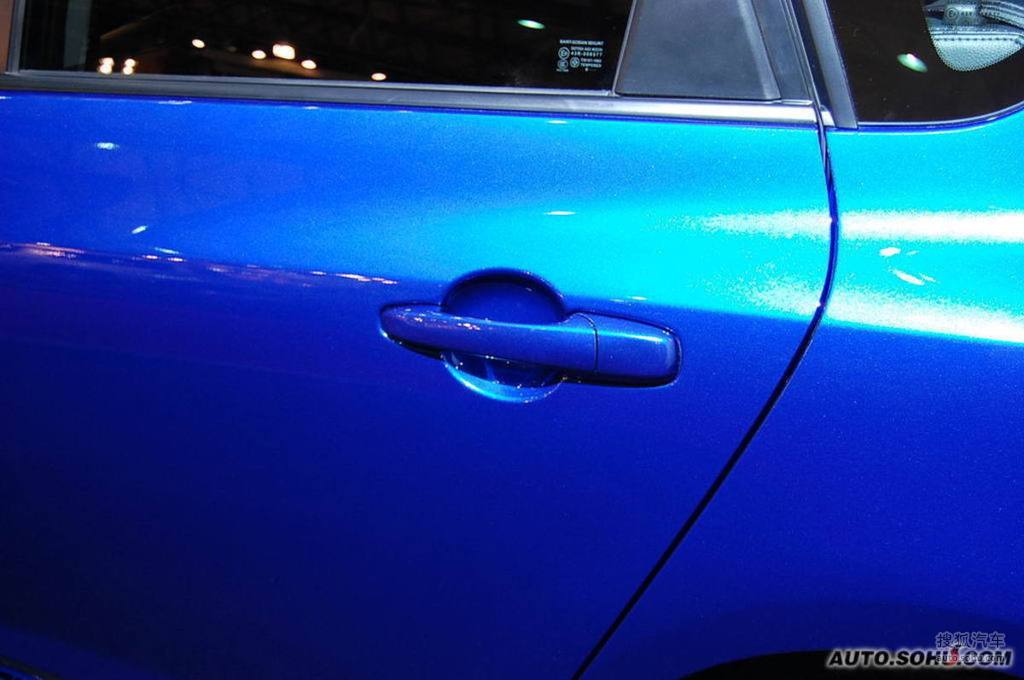 支持键盘翻页 ←左 右→外观颜色:白色梦幻蓝枫情红内饰颜色:深色内饰