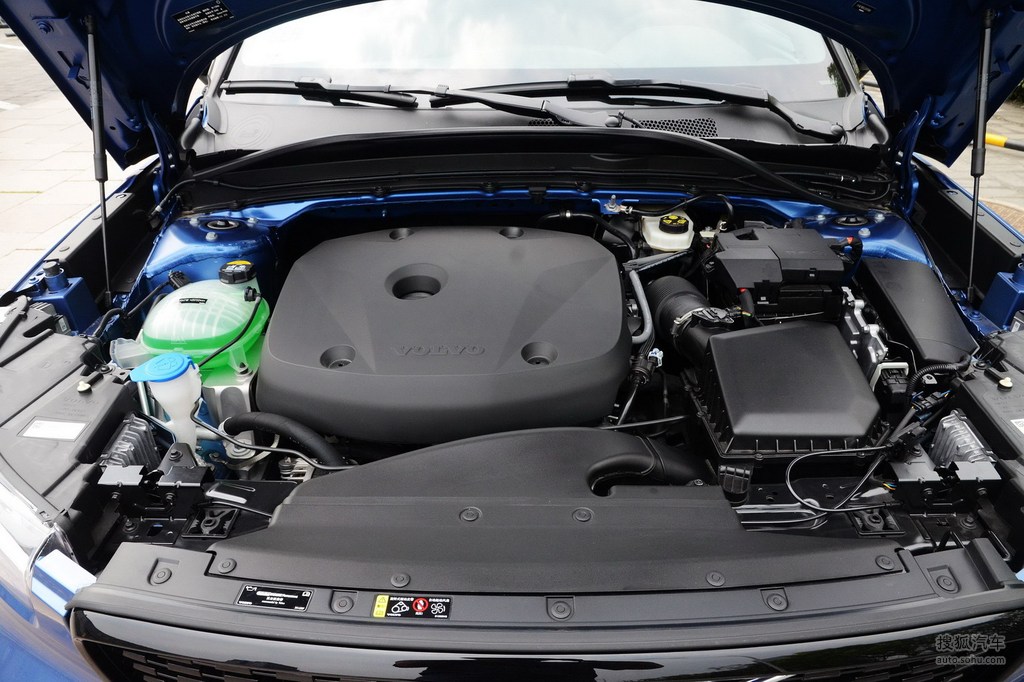 2019款沃尔沃xc40 t4四驱 子夜亚马逊蓝 - 发动机特写 提示:支持键盘