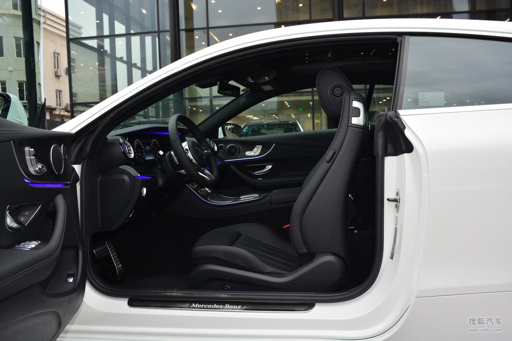 2020款奔驰e260轿跑车前排座椅提示支持键盘翻页左右