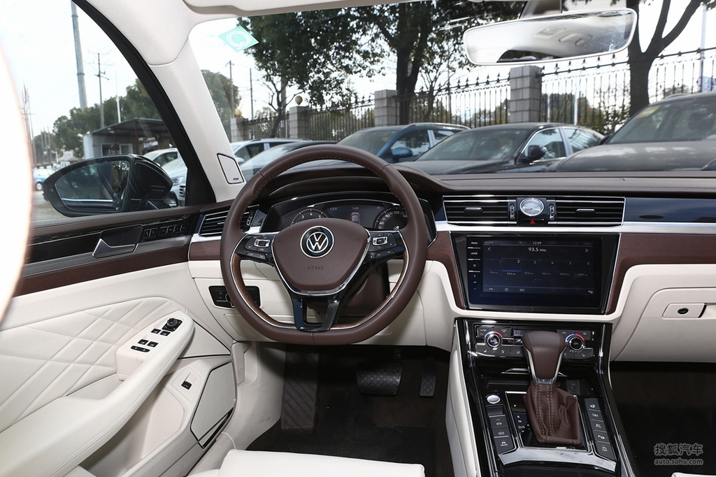 【 大众辉昂高清图片】_2021款 380tsi 两驱旗舰版 _黑色/月牙米_内饰