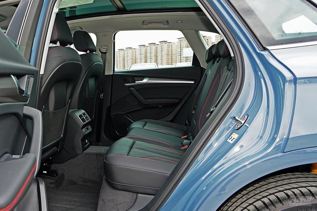 2022款奥迪q5l 40t rs套件燃速型 - 后排座椅提示:支持键盘翻页 ←左